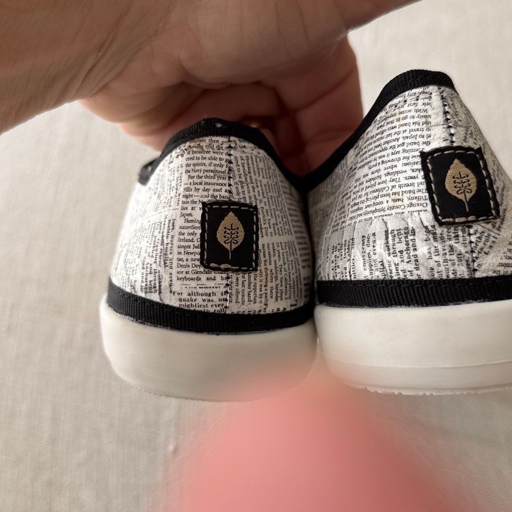 Free People White & Black Newspaper Print Sneakers Fits 7.5 to 8 LOVE 🌎❤️👏🏻 - Picture 5 of 11